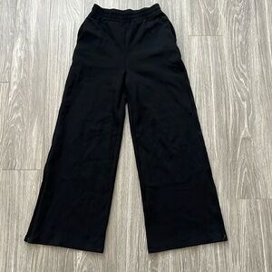 Like new Zara black wide leg sweatpants size S with pockets and zippers